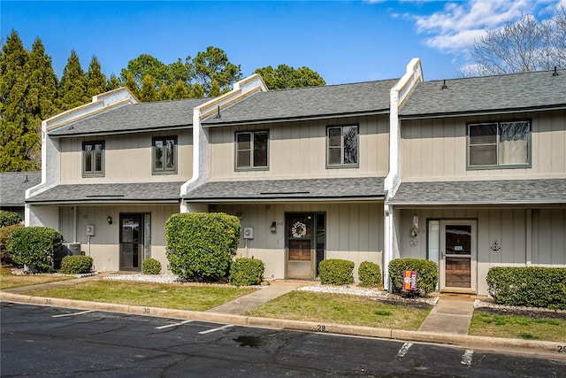 townhome / multi-family property featuring a shingled roof