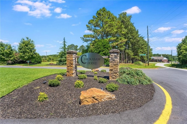 community sign with a lawn