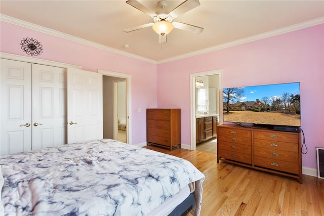 bedroom featuring baseboards, light wood finished floors, ceiling fan, a closet, and crown molding