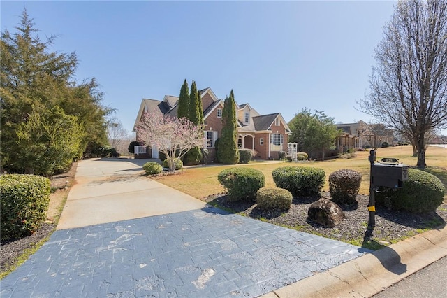 view of front of property featuring a front yard