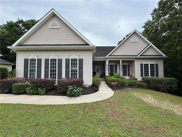 view of front of home featuring a front lawn