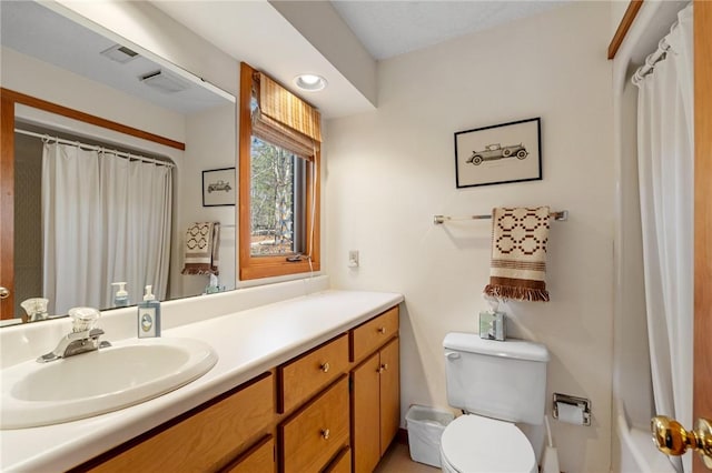 full bathroom featuring visible vents, toilet, vanity, and a shower with curtain