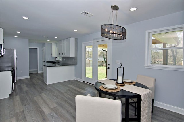 dining space featuring recessed lighting, dark wood-type flooring, baseboards, a chandelier, and visible vents
