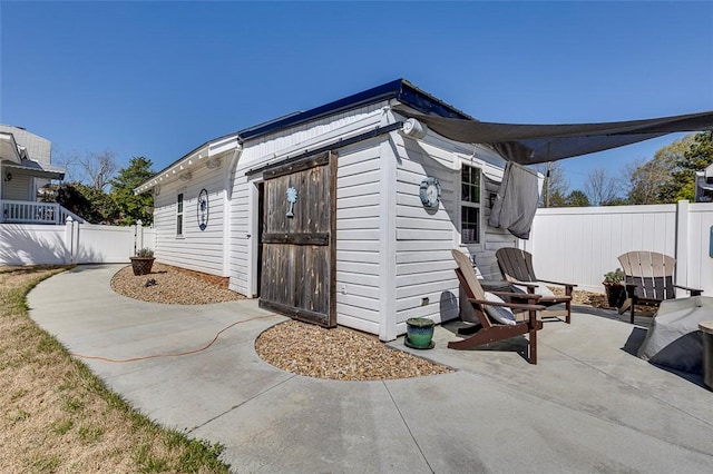 view of outdoor structure featuring an outdoor structure and fence private yard