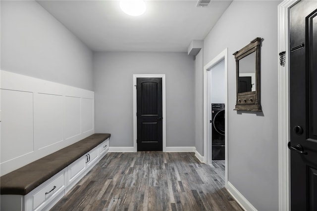 mudroom with dark wood-type flooring, visible vents, and baseboards