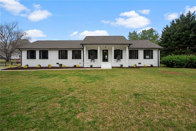 view of front facade featuring a front lawn, a shingled roof, and covered porch