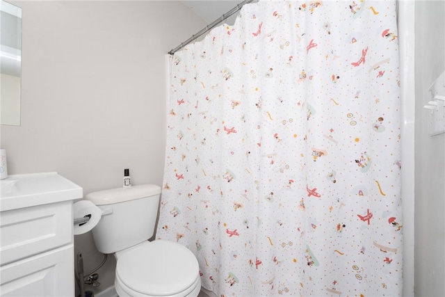 full bathroom featuring a shower with curtain, toilet, and vanity