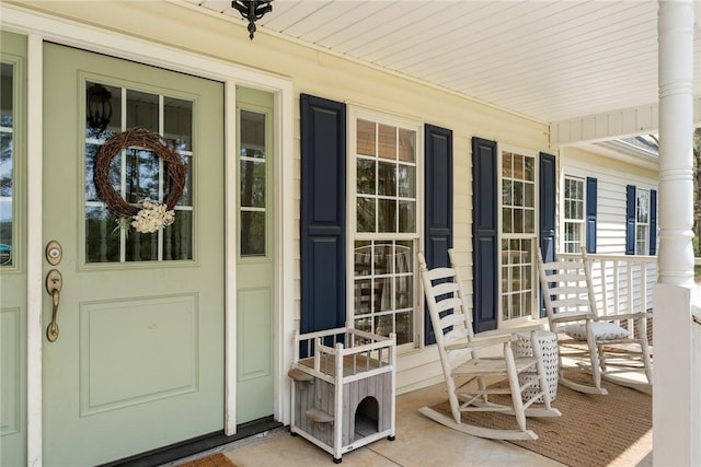 entrance to property featuring a porch