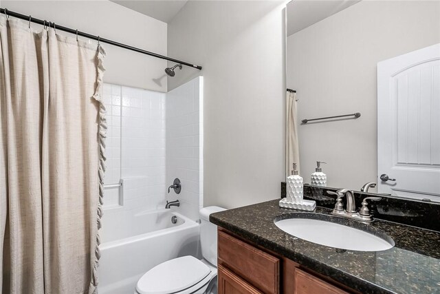 full bath with shower / bathtub combination with curtain, vanity, and toilet