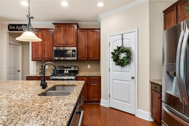 kitchen featuring tasteful backsplash, dark wood-style flooring, ornamental molding, stainless steel appliances, and a sink