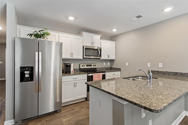 407 Oakmont Valley Trl, Seneca, SC 29678 - kitchen featuring appliances with stainless steel finishes, a sink, dark wood finished floors, and visible vents