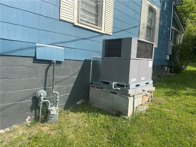 details featuring central AC unit and crawl space
