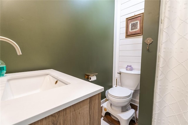 bathroom with toilet, vanity, and a shower with curtain