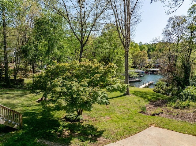 view of yard featuring a water view