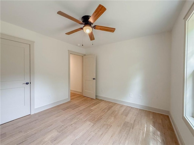 unfurnished room featuring light wood-style floors, baseboards, and ceiling fan
