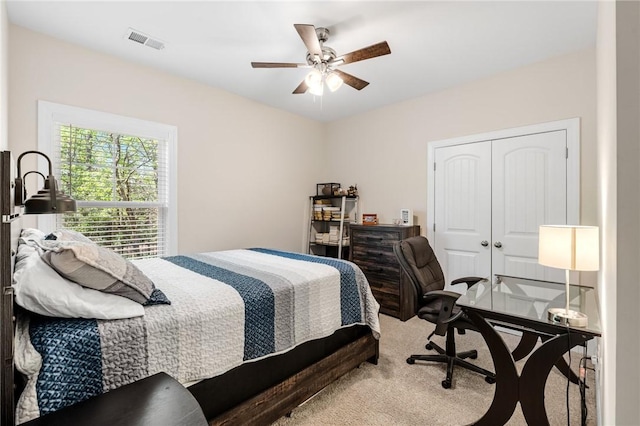 bedroom featuring ceiling fan, carpet floors, visible vents, and a closet