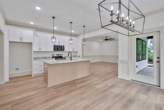 138 Jackson Cir, Anderson, SC 29625 - kitchen with light wood finished floors, stainless steel appliances, a sink, white cabinetry, and an island with sink
