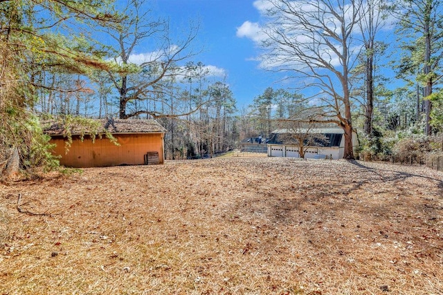 view of yard featuring an outdoor structure