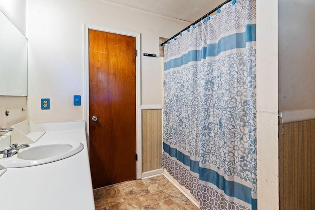 221 Lakeview Dr, Liberty, SC 29657 - bathroom featuring a shower with curtain and vanity