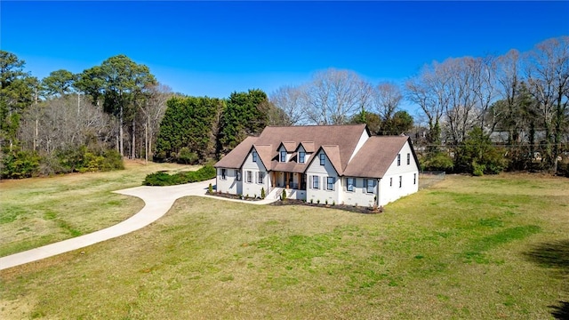view of front of home featuring a front lawn
