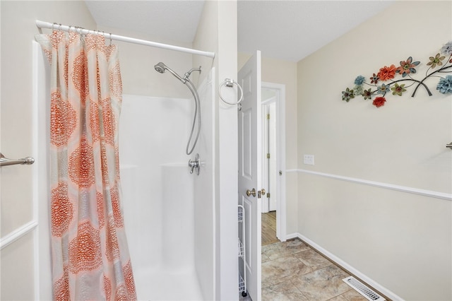 full bathroom with baseboards, visible vents, and curtained shower