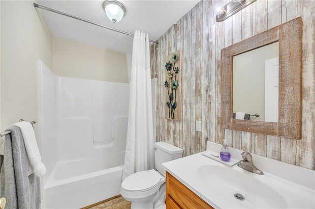 full bath featuring toilet, vanity, and shower / tub combo with curtain