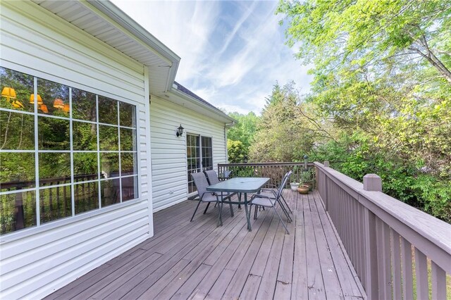 deck with outdoor dining space