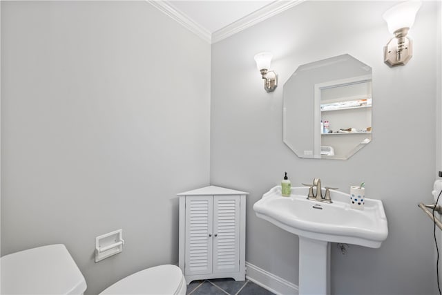 bathroom featuring crown molding, tile patterned floors, baseboards, and toilet
