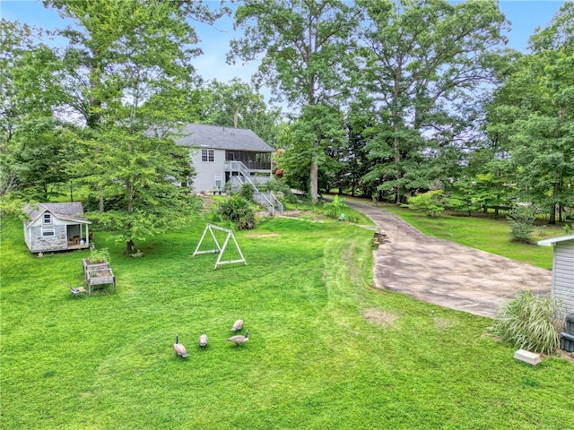 view of yard featuring an outdoor structure