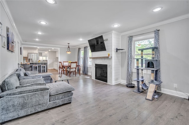 living room featuring crown molding, recessed lighting, and baseboards