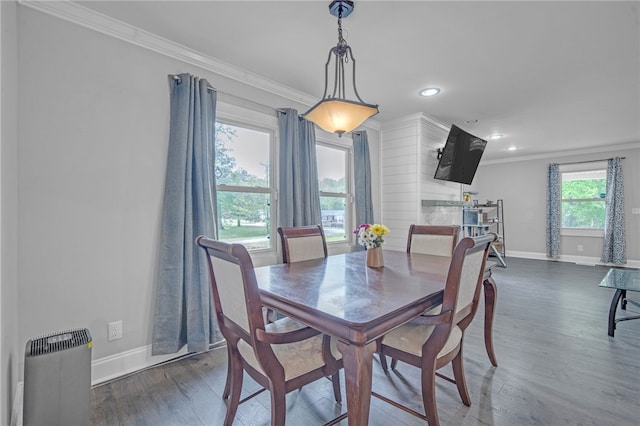 dining area featuring baseboards, recessed lighting, wood finished floors, and crown molding
