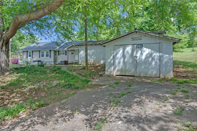 view of front of house featuring driveway