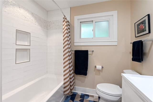 full bathroom featuring baseboards, shower / bath combo with shower curtain, toilet, and vanity