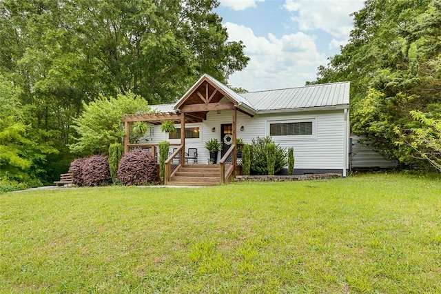 view of front of house featuring a pergola, a front lawn, and metal roof
