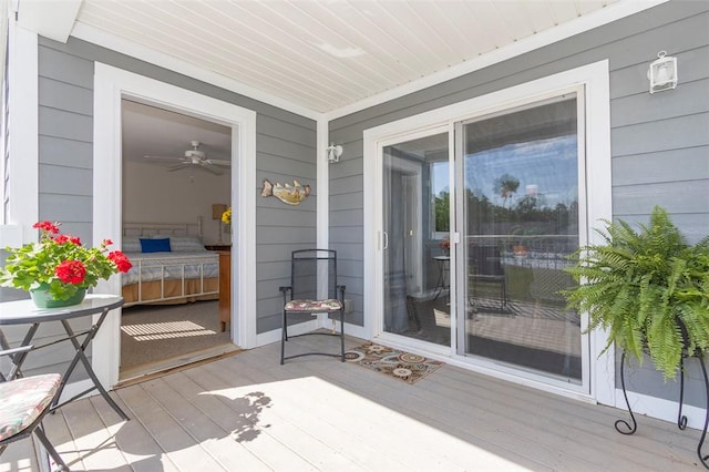 sunroom / solarium featuring a ceiling fan