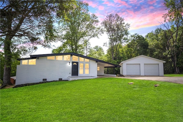 mid-century modern home with an outbuilding, a front lawn, and a garage