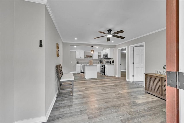 living room with crown molding, ceiling fan, baseboards, recessed lighting, and light wood finished floors