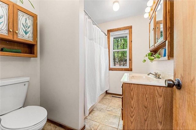 243 Beaver Lodge Rd, Hartwell, GA 30643 - bathroom with vanity, toilet, a shower with shower curtain, and baseboards