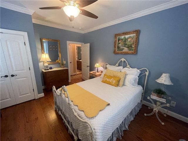 bedroom featuring crown molding, baseboards, wood finished floors, and a closet