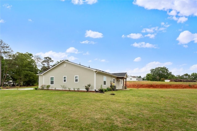view of side of property featuring a lawn