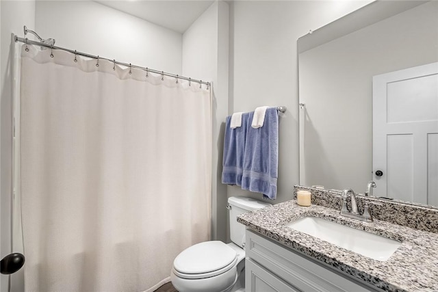 full bath with toilet, a shower with shower curtain, and vanity