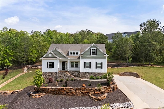view of front facade featuring driveway and a front yard