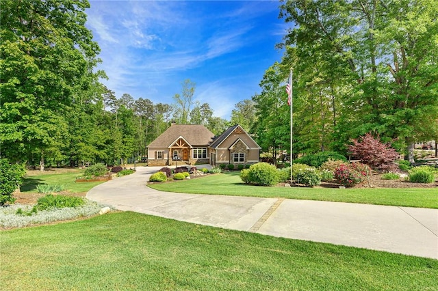 view of front of property featuring a front lawn