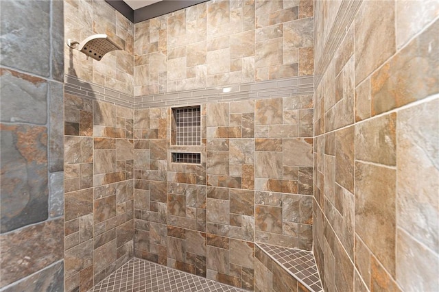 bathroom featuring a tile shower
