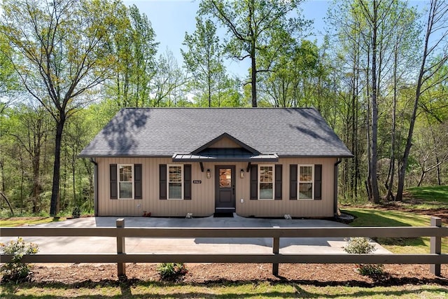 3062 Woodale Cir, Seneca, SC 29678 - single story home with a shingled roof and a fenced front yard