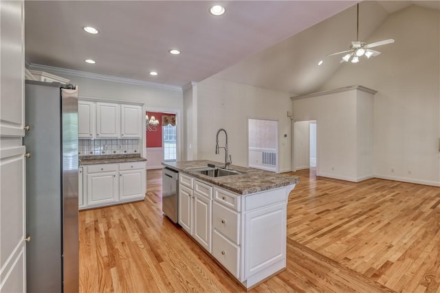kitchen featuring appliances with stainless steel finishes, a sink, light wood finished floors, a ceiling fan, and recessed lighting