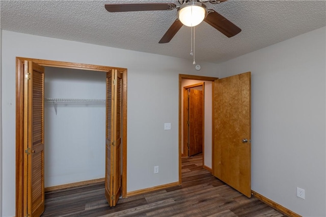 unfurnished bedroom featuring wood finished floors, a closet, a textured ceiling, baseboards, and ceiling fan