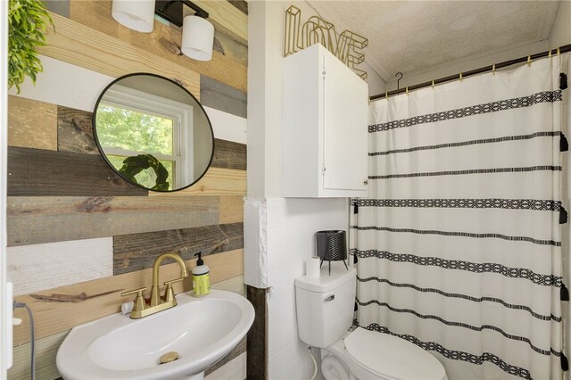 203 Greenmeadow Cir, Anderson, SC 29626 - full bath with a sink, toilet, curtained shower, and a textured ceiling