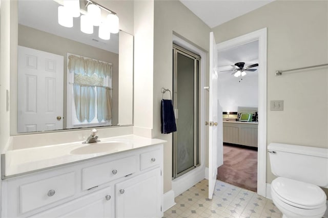 full bathroom with ensuite bath, toilet, a stall shower, vanity, and a ceiling fan