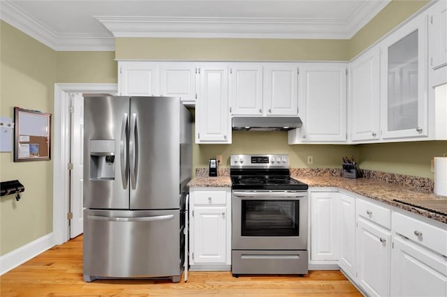 kitchen featuring stainless steel appliances, under cabinet range hood, crown molding, white cabinetry, and light wood-style flooring